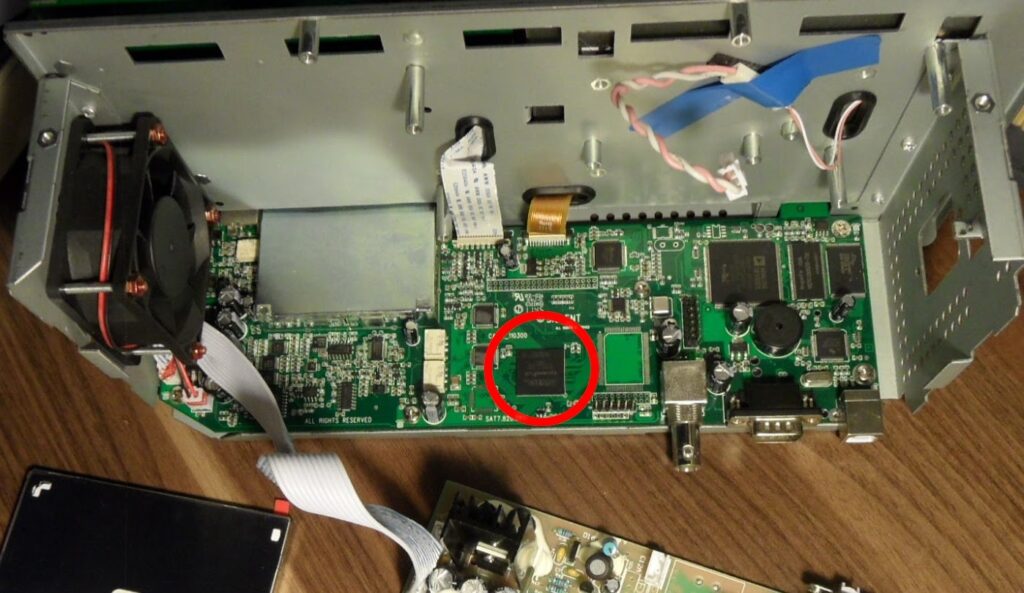 Wnętrze mojego pierwszego oscyloskopu firmy SIglent, zaznaczony element jest układem FPGA ALTERA.