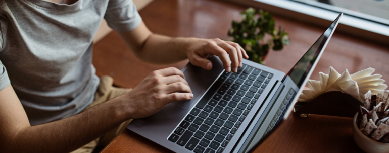 mężczyzna pracujący na laptopie