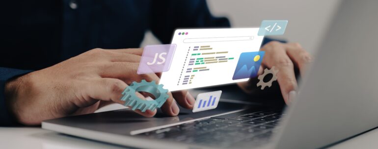 widok na ręce programisty pracującego na laptopie