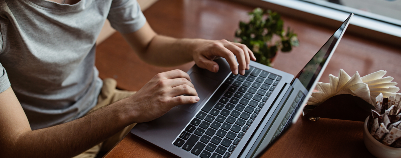 mężczyzna pracujący na laptopie