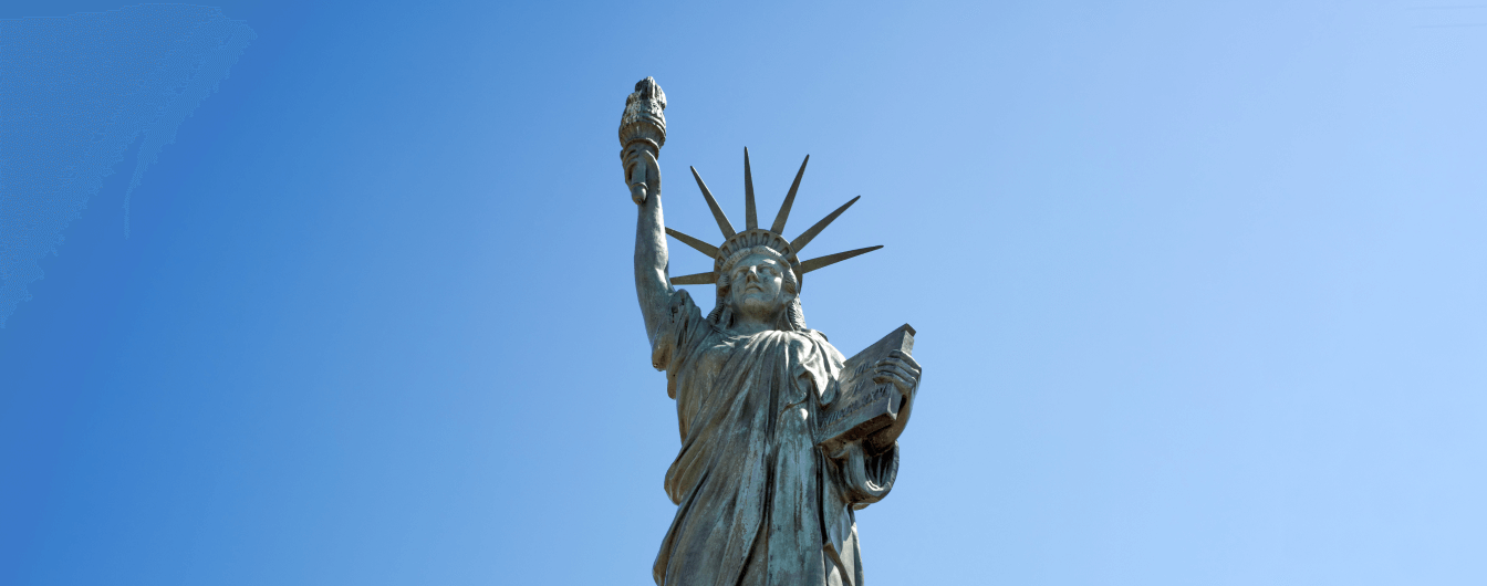 statua wolności na błękitnym tle